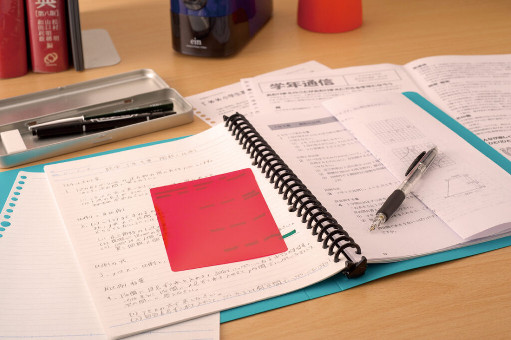 プリントをバインダーノートに綴じたイメージ