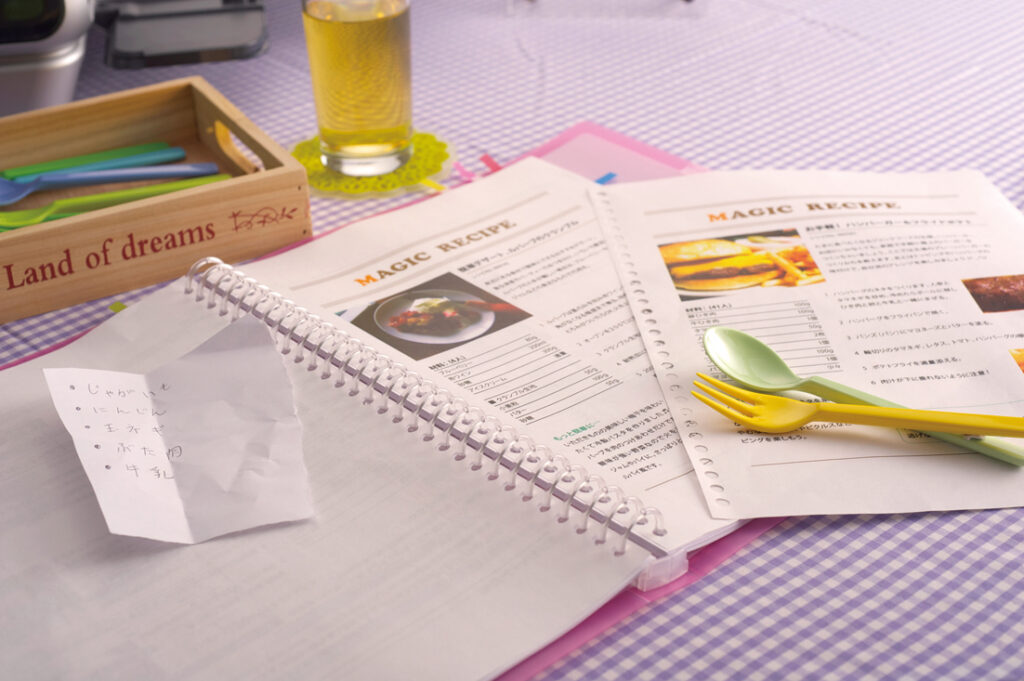 レシピをバインダーノートに綴じたイメージ