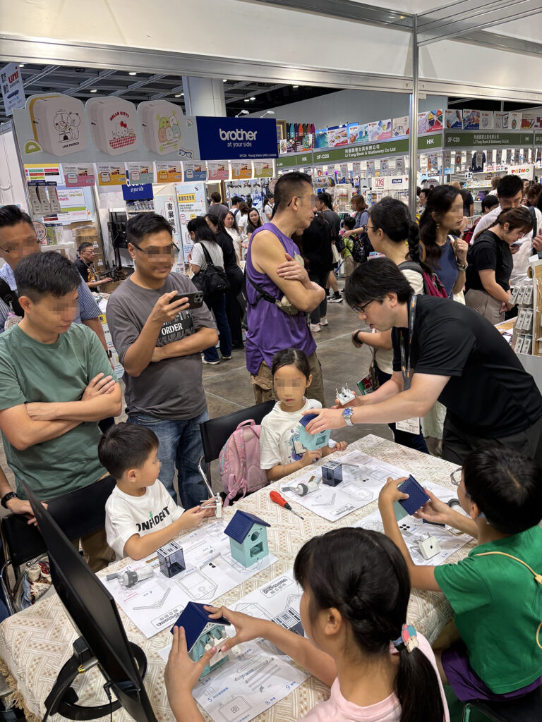 「鉛筆削り組み立て体験」のワークショップの様子