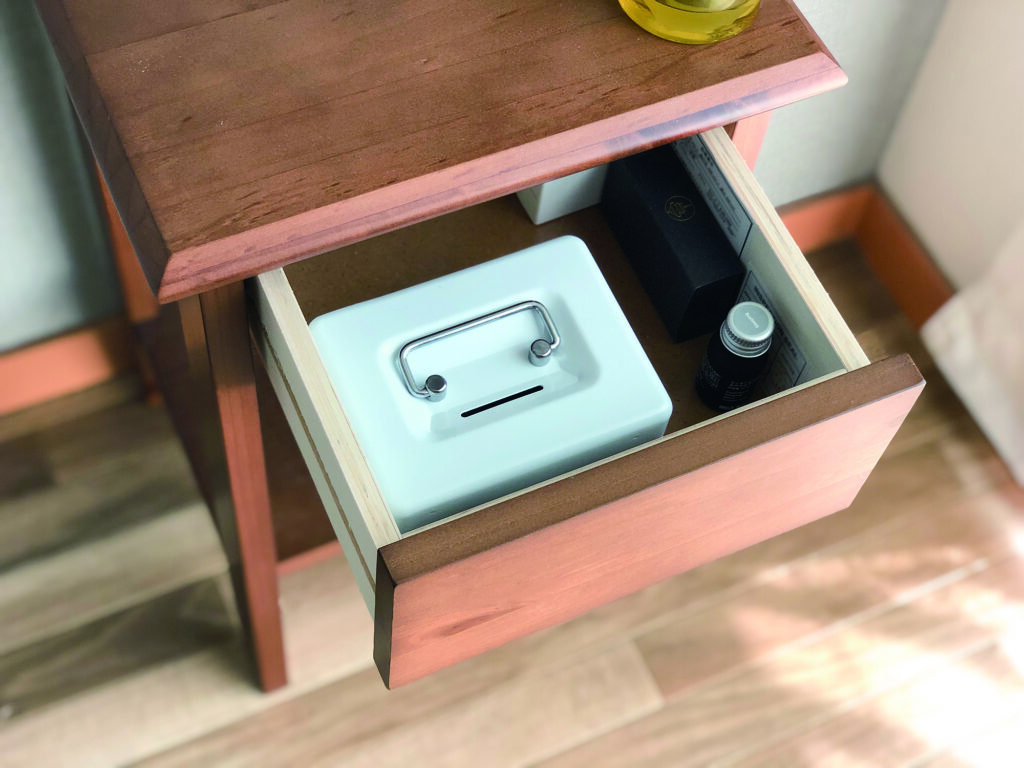 引き出しに入った持ち手付き貯金箱