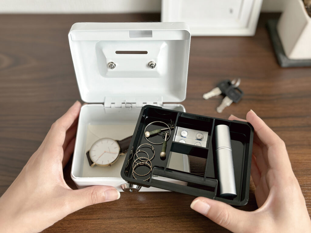 貯金箱の中の小物入れ