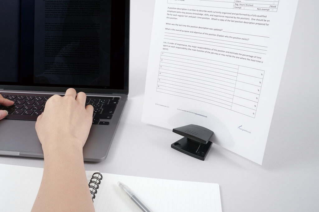 作業スペースに置かれたペーパースタンド