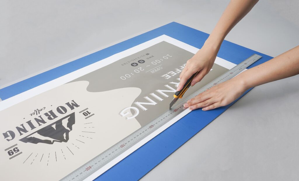 チレンボードカッターと通常のカッターの作業比較